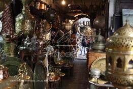 Image du Maroc Professionnelle de  Marchand de cuivre au souk de Dlala des tapis et produits de l'artisanat marocain à la cité des Habous. Parmi les endroits les plus pittoresques de Casablanca, la Cité de Habous conçue par les architectes Auguste Cadet et Edmond Brion d’après l’ébauche d’un premier plan-masse dû à Albert Laprade. La construction n’avait commencé qu’après la première guerre mondiale. Situé près du Palais Royale, ce joyau architectural est le point de départ de la nouvelle médina de la ville, Vendredi 18 Novembre 2011. Le quartier des Habous fait partie du patrimoine architectural de Casablanca (Photo / Abdeljalil Bounhar) 